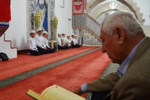 6 asırlık tarihi camide mukabele geleneğini gen&ccedil; hafızlar yaşatıyor