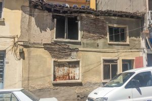 Bursa Karacabey Belediyesi metruk binaların yıkımı i&ccedil;in d&uuml;ğmeye bastı