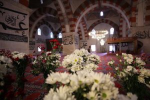 Osmanlı geleneği gereği Eski Cami &ccedil;i&ccedil;eklerle donatıldı