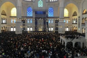 B&uuml;y&uuml;k &Ccedil;amlıca Camii Ramazan'ın ilk cumasında doldu taştı