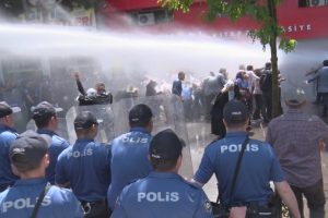 Diyarbakır'da izinsiz a&ccedil;ıklamaya m&uuml;dahale: 1 yaralı