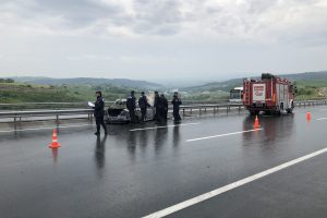 Dehşete d&uuml;ş&uuml;ren olay! Otomobilin i&ccedil;inde bulunan kadını diri diri yaktı