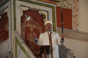 Eski Cami &ccedil;i&ccedil;eklerle donatıldı, kılı&ccedil;lı hutbe okundu