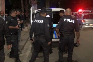 Kendini Atat&uuml;rk heykeline zincirledi! "Yardım değil iş istiyorum"