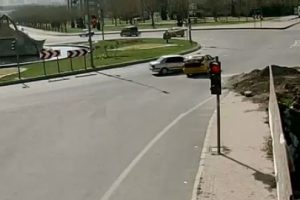 Kırmızı ışık ihlali kazaya neden oldu