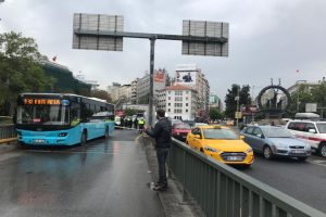 &Ouml;zel halk otob&uuml;s&uuml;, bariyerlere &ccedil;arptı: 10 yaralı