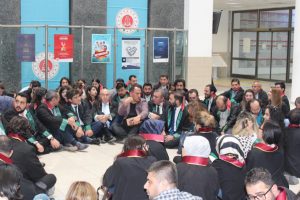Avukata saldırıyı adliyede oturarak protesto ettiler