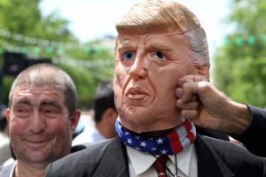 İranlılar sokağa indi, Amerikan bayraklarını yaktı