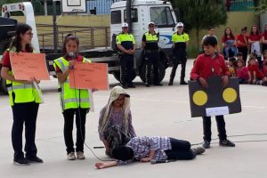&Ouml;ğrenciler trafik kurallarını drama ile &ouml;ğrendi