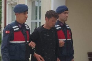 Okullardan para ve bilgisayar &ccedil;alan hırsız yakalandı