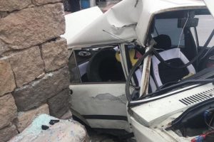 Evinin &ouml;n&uuml;nde otururken otomobil &ccedil;arptı
