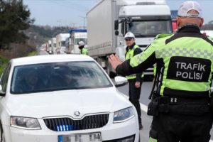 Emniyet Genel M&uuml;d&uuml;rl&uuml;ğ&uuml;nden ara&ccedil;lara '&ccedil;akar lamba' ve 'abarth egzoz' denetimi