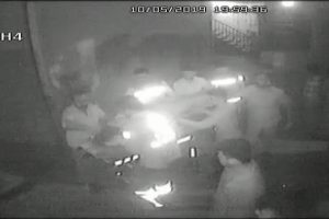 Gen&ccedil; kızın balkondan d&uuml;şme anı kamerada