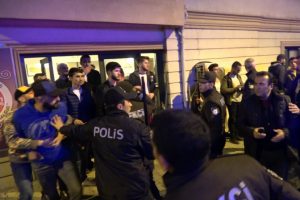 Rehin aldığı kız arkadaşlarını darp etti