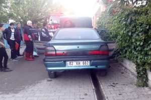 Park halindeki otomobil yandı