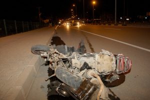 Otomobille &ccedil;arpışan motosikletle hurdaya d&ouml;nd&uuml;:
