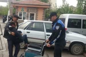 Polisten engelli vatandaşa tekerlekli sandalye hediyesi