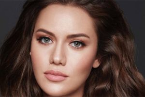 Yeni doğum yapan Fahriye Evcen reklam y&uuml;z&uuml; oldu