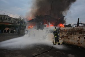 İş&ccedil;ilerin kaldığı kul&uuml;be alev alev yandı