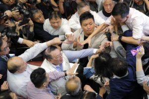 Hong Kong parlamentosunda milletvekilleri birbirine girdi