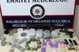 Evde &ccedil;ok sayıda uyuşturucu hap, esrar ve silahla yakalandı