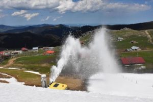 Baharda yayla yollarında kar temizliği s&uuml;r&uuml;yor