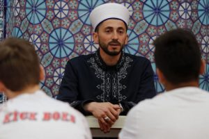 Camide imam salonda kick boks antren&ouml;r&uuml;