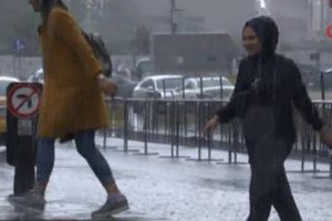 Sağanak yağış vatandaşlara zor anlar yaşattı
