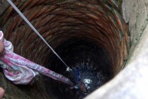 Kuyuya d&uuml;şen k&uuml;&ccedil;&uuml;k &ccedil;ocuğu itfaiye kurtardı