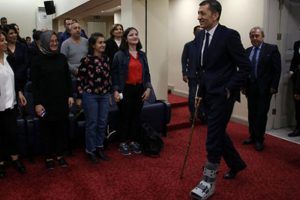 Milli Eğitim Bakanı Sel&ccedil;uk t&ouml;rene bastonla geldi