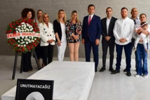 Ekrem İmamoğlu, Denktaş'ın mezarını ziyaret etti