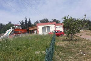 Otomobil bah&ccedil;e duvarına &ccedil;arptı: 5 yaralı