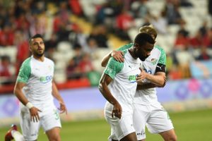 Bursaspor'un lig tarihindeki 1963'&uuml;nc&uuml; gol&uuml; Chedjou'dan