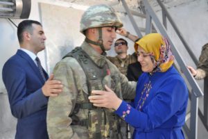 Derecik'teki askere 'Anneler G&uuml;n&uuml;' s&uuml;rprizi