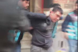 Gen&ccedil; kıza &ccedil;arparak dehşet sa&ccedil;an s&uuml;r&uuml;c&uuml; yakalandı