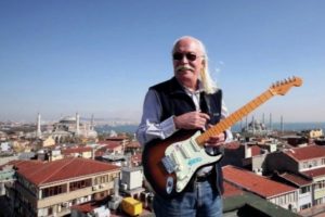 Ses sanat&ccedil;ısı Cahit Berkay: 'Herşey &ccedil;ok g&uuml;zel olacak' paylaşımımdan dolayı &ouml;d&uuml;l&uuml;m&uuml; vermediler