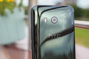 HTC d&uuml;nyanın en b&uuml;y&uuml;k telefon pazarından &ccedil;ekiliyor!