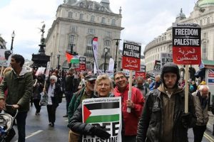 Londra'da binlerce kişi Filistin i&ccedil;in y&uuml;r&uuml;d&uuml;