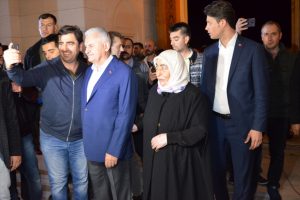 Binali Yıldırım'a sabah namazı &ccedil;ıkışı yoğun ilgi