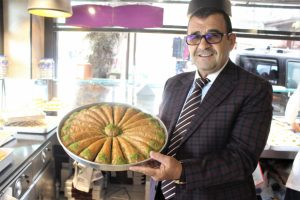 Bursalılar baklavada yeşile boyanan fıstık oyununa dikkat!