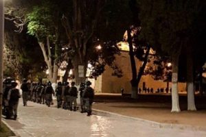 İsrail askerleri namaz kılanları zorla &ccedil;ıkarttı