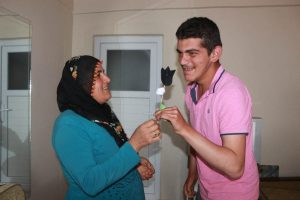 &Uuml;&ccedil; engelli &ccedil;ocuğuna hem annelik hem de babalık yapıyor