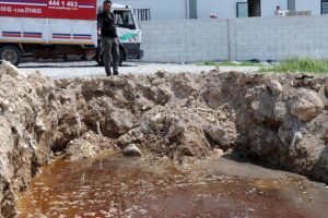 Denizli'deki depremden sonra zehirli su &ccedil;ıkmaya başladı