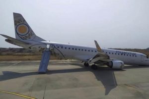Myanmar'da yolcu u&ccedil;ağı arka tekerlekleri &uuml;zerinde acil iniş yaptı