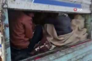 Durdurulan kamyonun kasasından 33 ka&ccedil;ak g&ouml;&ccedil;men &ccedil;ıktı
