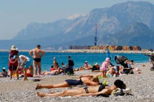 Konyaaltı sahili turistlere kaldı