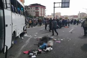 İş&ccedil;ileri taşıyan midib&uuml;s ticari ara&ccedil;la &ccedil;arpışıp yan yattı
