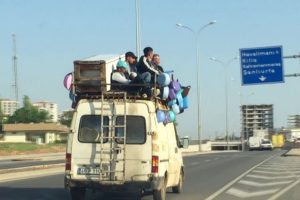Eşyayla doldurdukları minib&uuml;ste bakın nasıl yolculuk yaptılar
