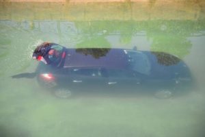 Anneler g&uuml;n&uuml; etkinliğinden d&ouml;nerken otomobille sulama kanalına u&ccedil;tular