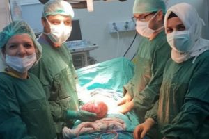 Hastanın karnından 3 kiloluk kist &ccedil;ıktı